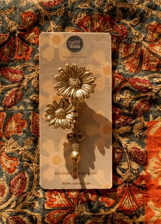 Doing Goods Breezy Double Daisy wandhaak 12 cm - voorkant 2 goud