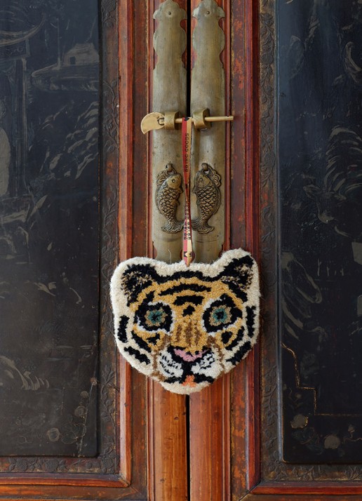 Doing Goods Cloudy Tiger Cub hanger 18 cm - detail 3 orange