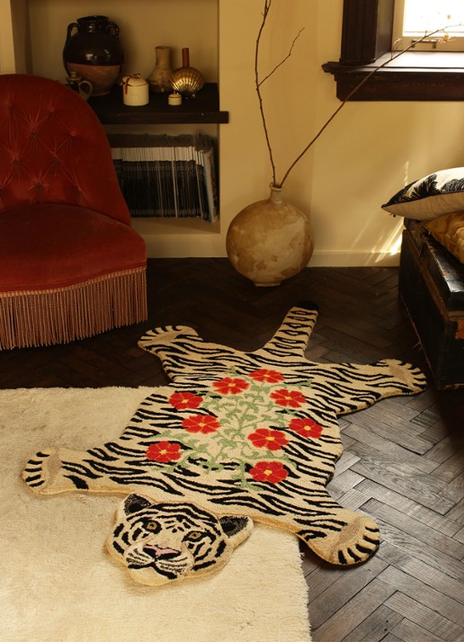 Doing Goods Floral White Tiger Large vloerkleed 155 x 93 cm - detail zand