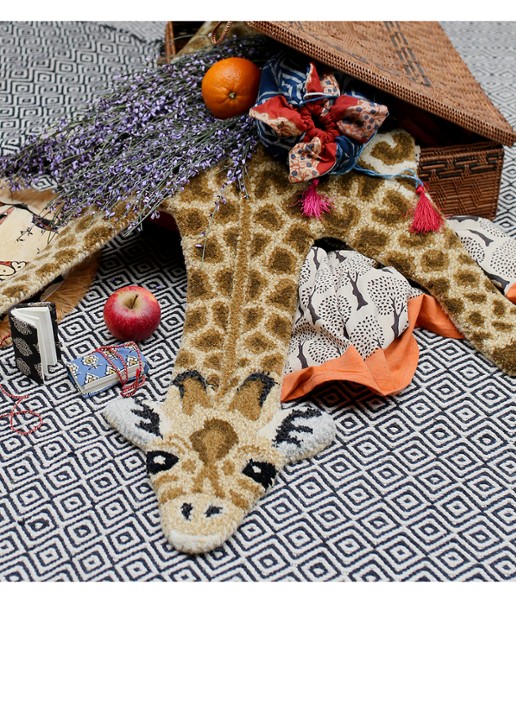 Doing Goods Gimpy Giraffe Small vloerkleed 120 x 64 cm  - voorkant 2 bruin