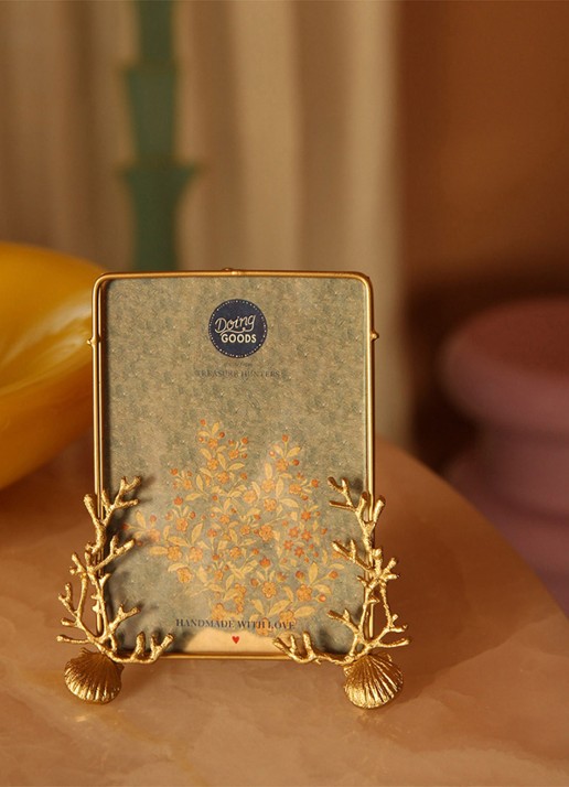Doing Goods Kaia Coral Large fotolijst - detail 3 goud