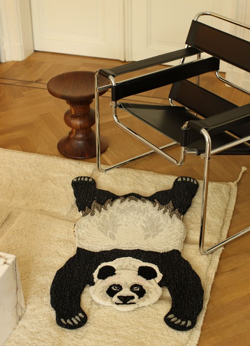 Doing Goods Plumpy Panda vloerkleed 97 x 55 cm - voorkant 2 zwart