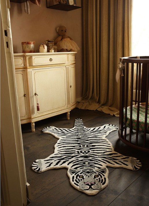 Doing Goods Snowy Tiger Large vloerkleed 150 x 90 cm - voorkant 3 zwart