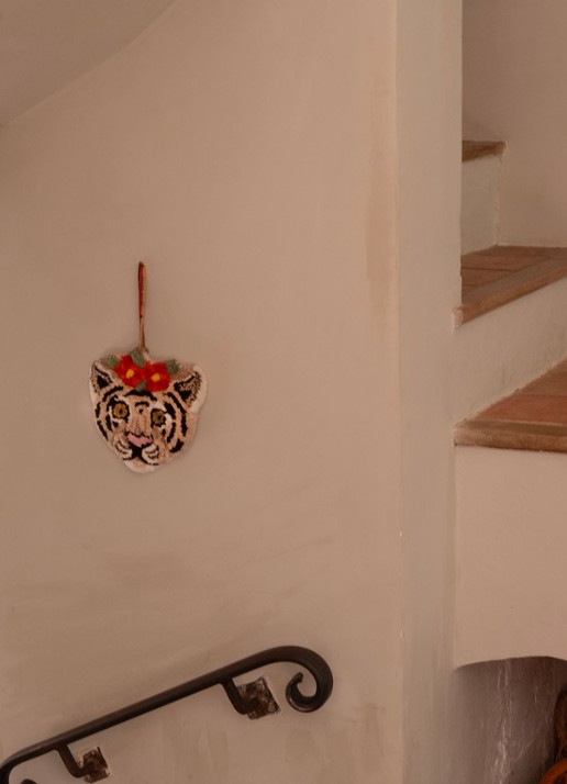 Doing Goods Witte Tijger hanger - detail 4 beige