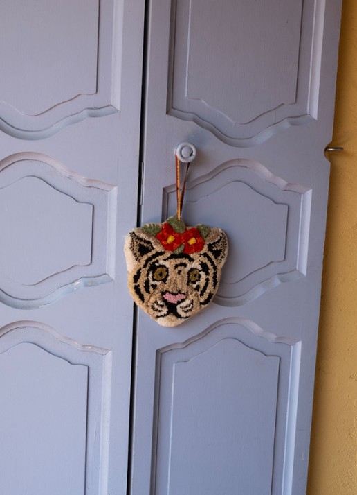 Doing Goods Witte Tijger hanger - voorkant 3 beige