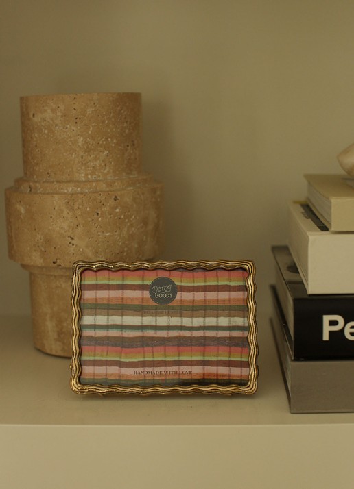 Doing Goods Yuki Wavy fotolijst 16 x 16 cm - voorkant 3 goud