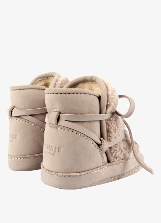 Donsje Amsterdam Inuk babyschoentje van leer - achterkant taupe