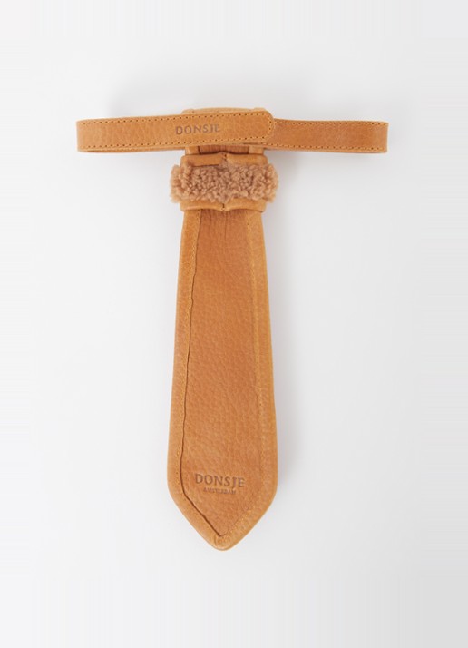 Donsje Amsterdam Nata Gingerbread stropdas van leer met teddy details - detail roestbruin