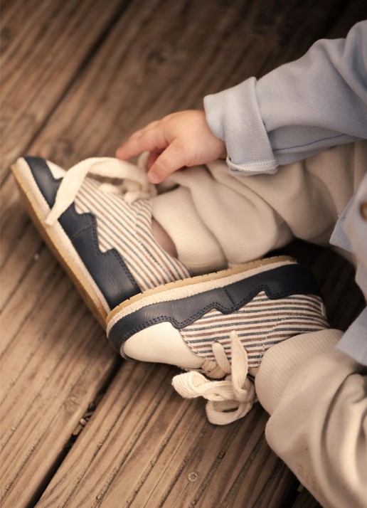 Donsje Amsterdam Pluksel babyschoentje van leer - voorkant 4 donkerblauw