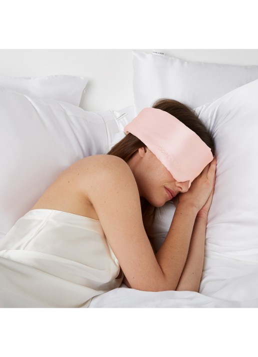 Dore & Rose Deep Sleep Mask - slaapmasker van zijde - detail 3 nº 02 morden ruby
