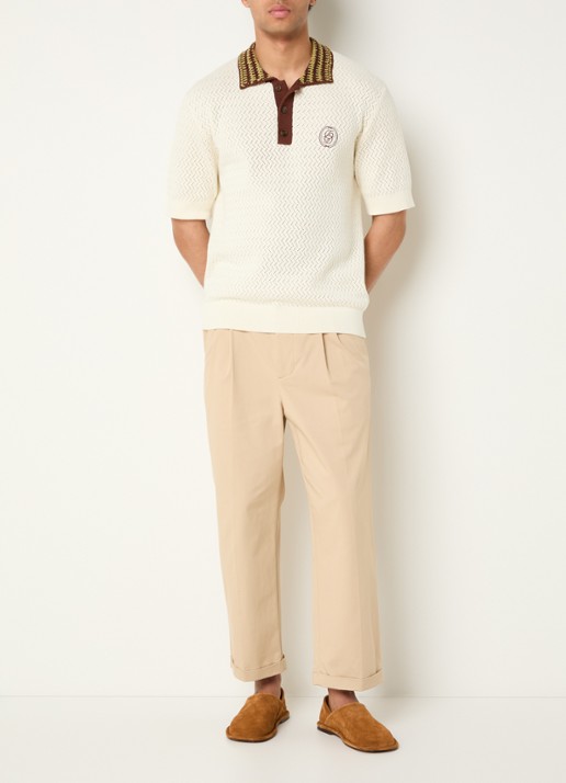 Drôle de Monsieur Fijngebreide regular fit polo met logo en opengewerkt dessin - voorkant 2 gebroken wit