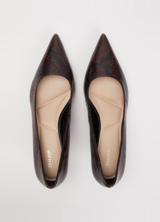 Dune London Amira pump met slangenprint - detail 2 roodbruin