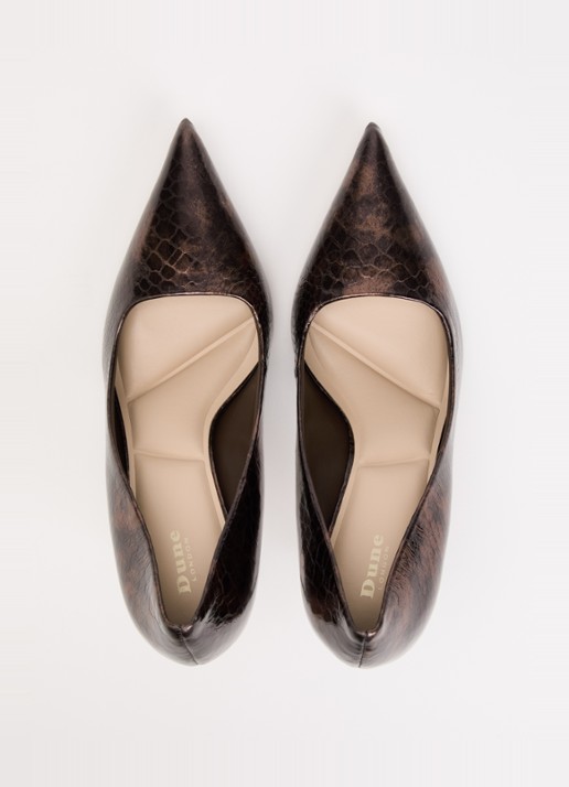 Dune London Assured pump van leer met crocostructuur - detail 2 donkerbruin