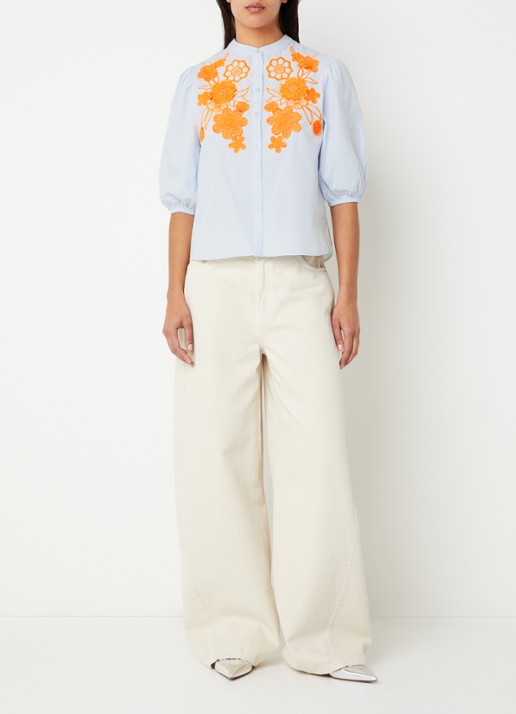 Essentiel Antwerp Blouse met bloemborduring en ballonmouw - voorkant 3 lichtblauw