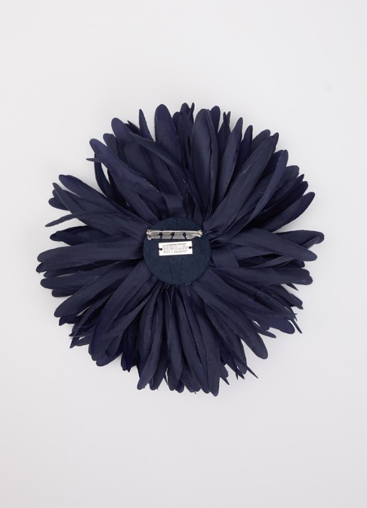 Essentiel Antwerp Jortensia broche - detail 2 donkerblauw