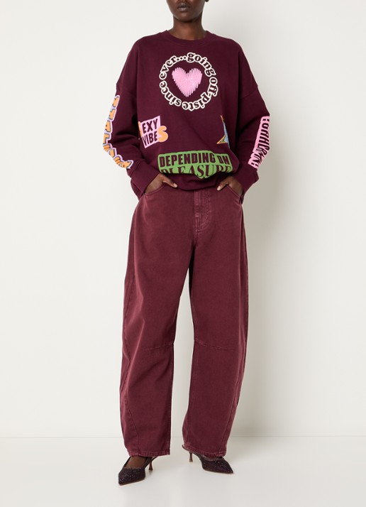 Essentiel Antwerp Kokos mid waist cropped balloon fit jeans met gekleurde wassing - voorkant 2 bordeauxrood