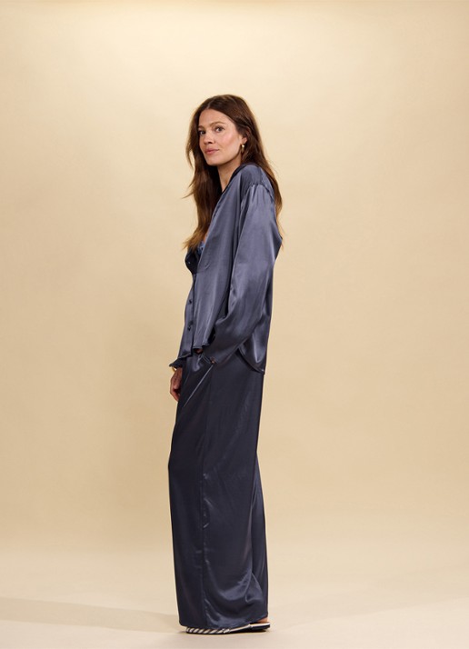 Essenza Elodie loungetop met glanzende finish - detail 5 donkerblauw