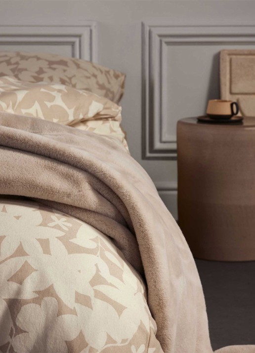 Essenza Furry plaid van imitatiebont 150 x 200 cm - detail beige