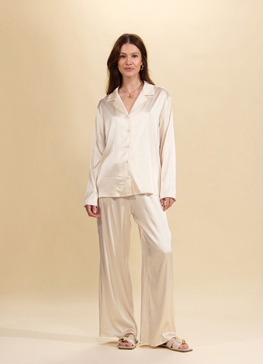 Essenza Ida loungebroek met glanzende finish - detail vanillegeel