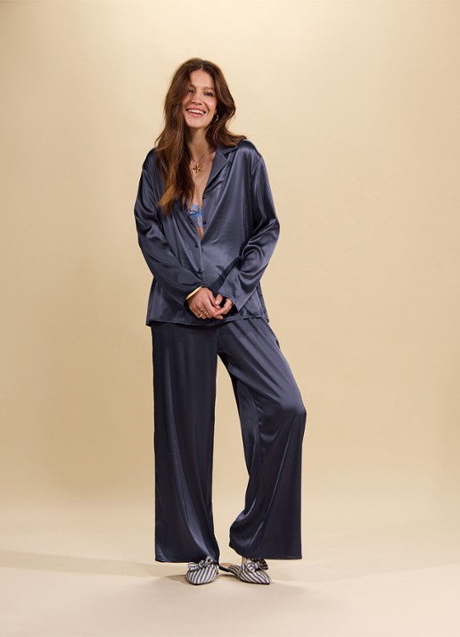 Essenza Ida loungebroek met glanzende finish - detail 4 donkerblauw