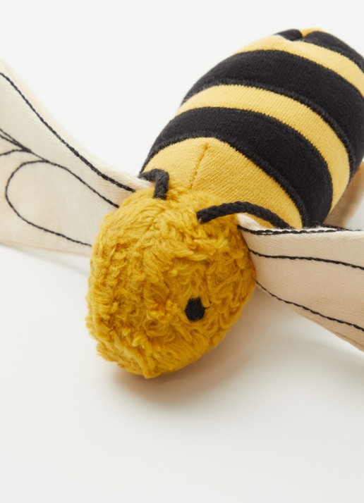 Fabelab Bolette Bee rammelaar 16,5 cm - detail mosterd