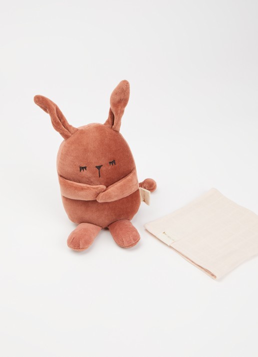 Fabelab Fabbie muziekknuffel konijn met doek 18 cm - voorkant 2 steenrood