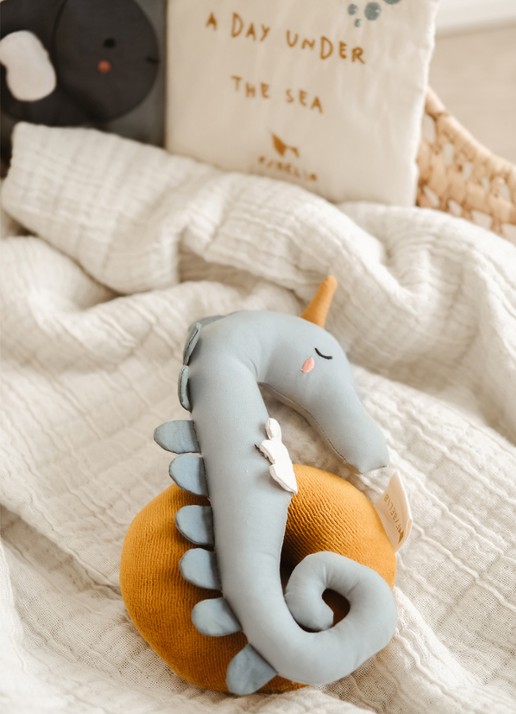 Fabelab Seahorse knuffel rammelaar 22 cm - voorkant 2 lichtblauw