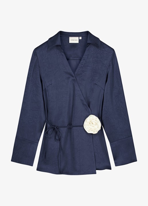 Fabienne Chapot Emma blouse van satijn met strikceintuur - voorkant donkerblauw