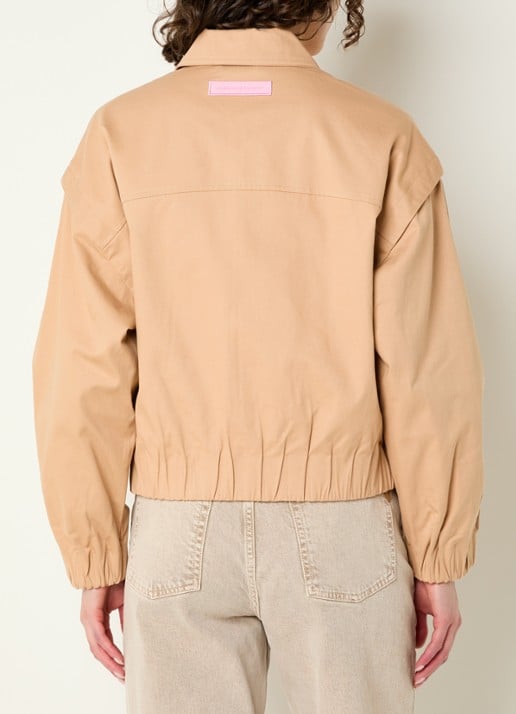 Fabienne Chapot Jay jack met steekzakken en logoborduring - achterkant camel