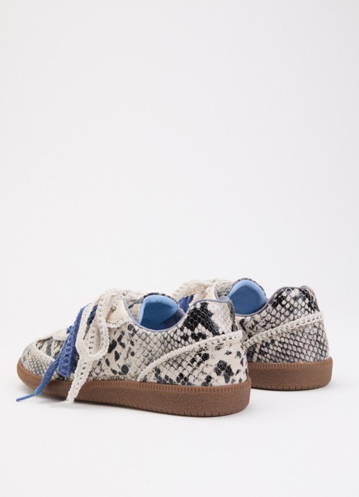 Fabienne Chapot Laila sneaker van leer met slangenprint - achterkant lichtgrijs