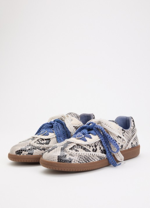 Fabienne Chapot Laila sneaker van leer met slangenprint - detail 3 lichtgrijs
