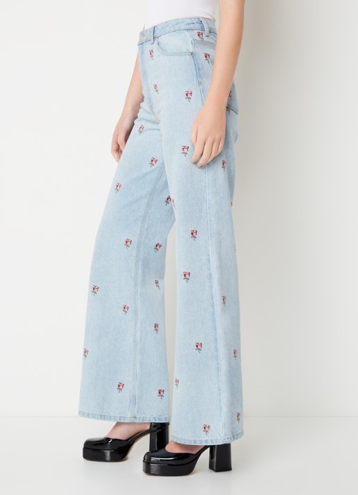 Farm Rio Rose high waist flared jeans met lichte wassing en bloemborduring  - detail 2 indigo