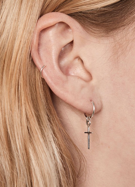 Fashionology Cross enkele oorhanger van zilver - detail 2 undefined