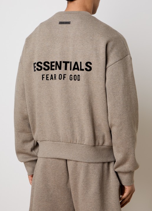 Fear of God Essentials AS25 sweater met flock logoprint - detail 4 lichtbruin