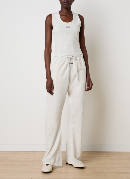 Fear of God Essentials Cropped tanktop met logo - voorkant 3 gebroken wit