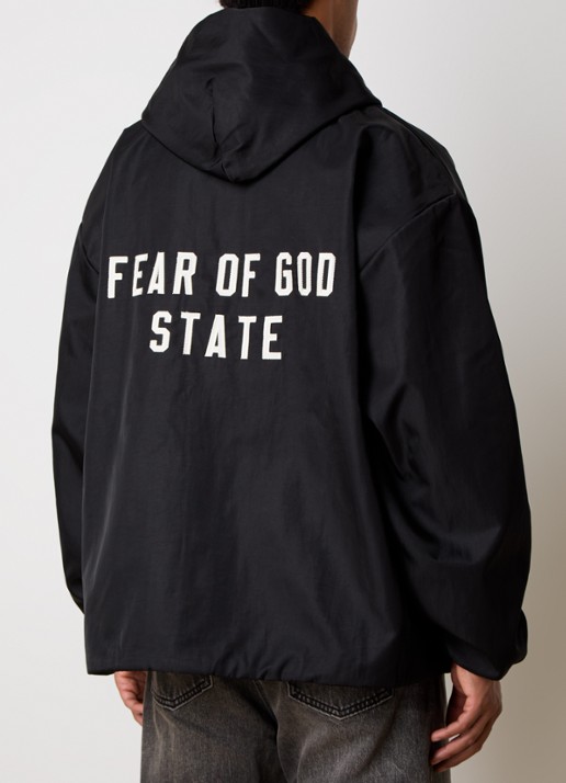 Fear of God Essentials Jack met backprint en capuchon - achterkant zwart