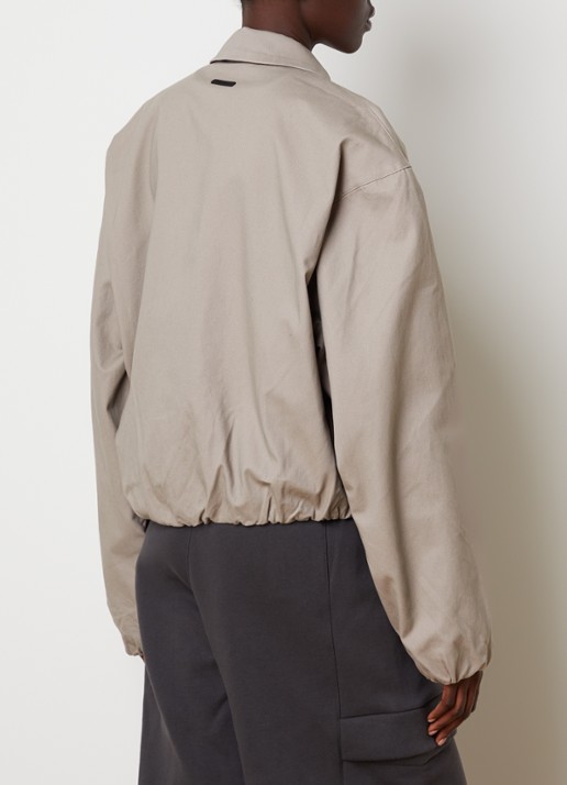 Fear of God Essentials Jack met steekzakken - achterkant donkerbruin