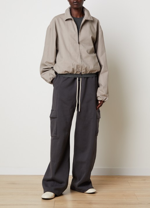 Fear of God Essentials Jack met steekzakken - voorkant 6 donkerbruin