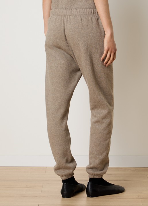 Fear of God Essentials Low waist tapered fit joggingbroek met logo - achterkant 3 zand