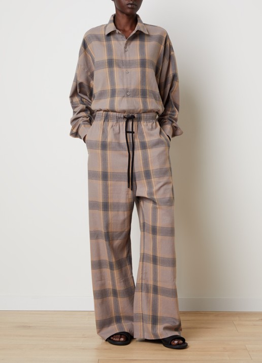 Fear of God Essentials Mid waist flared fit lounge joggingbroek met ruitdessin - voorkant 2 donkerbeige