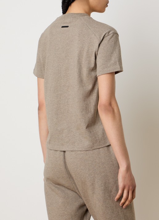 Fear of God Essentials T-shirt met logo en ronde hals - achterkant zand