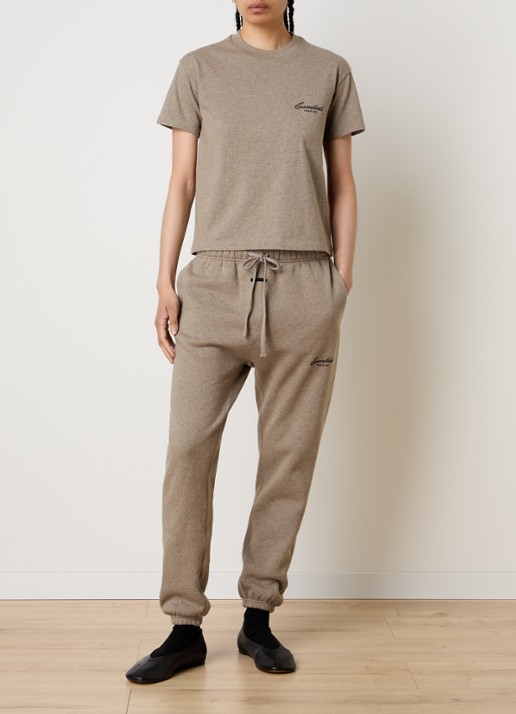 Fear of God Essentials T-shirt met logo en ronde hals - voorkant 5 zand