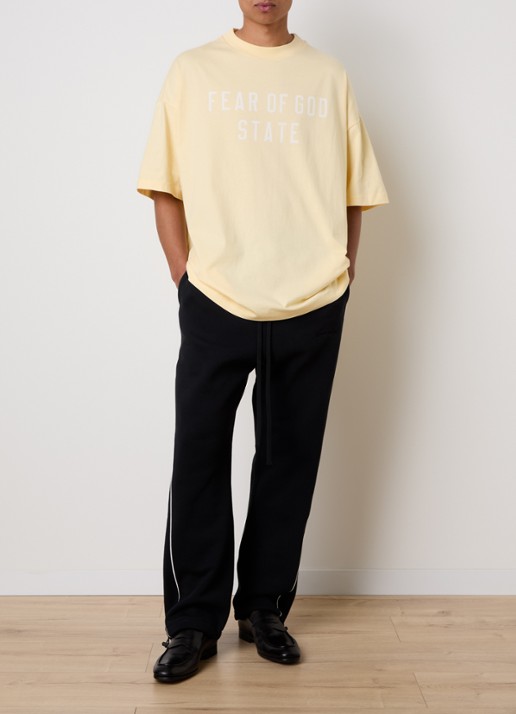 Fear of God Essentials T-shirt met logo - voorkant 2 lichtgeel