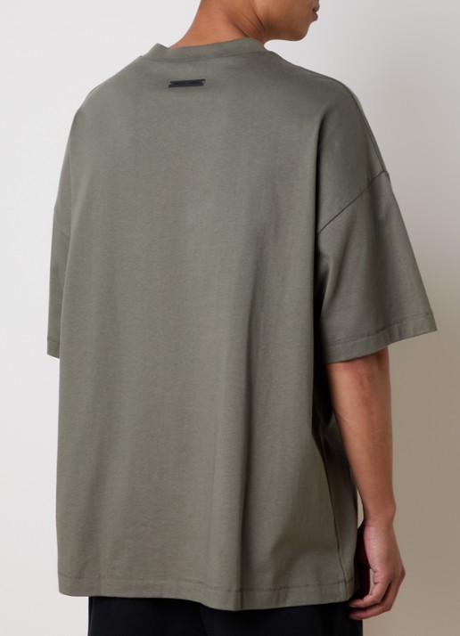 Fear of God Essentials T-shirt met logo - achterkant olijfgroen