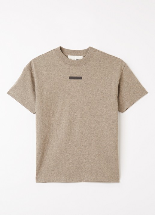 Fear of God Essentials T-shirt met logo - voorkant donkerbeige