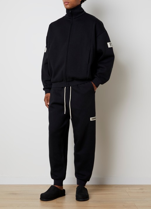 Fear of God Essentials Tapered fit joggingbroek met logo en steekzakken - voorkant 6 zwart