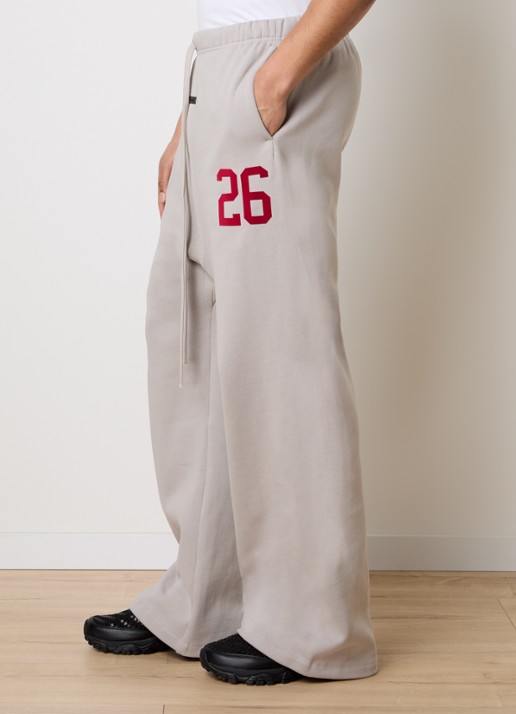 Fear of God Essentials Wide fit joggingbroek met flockprint - detail 2 grijs