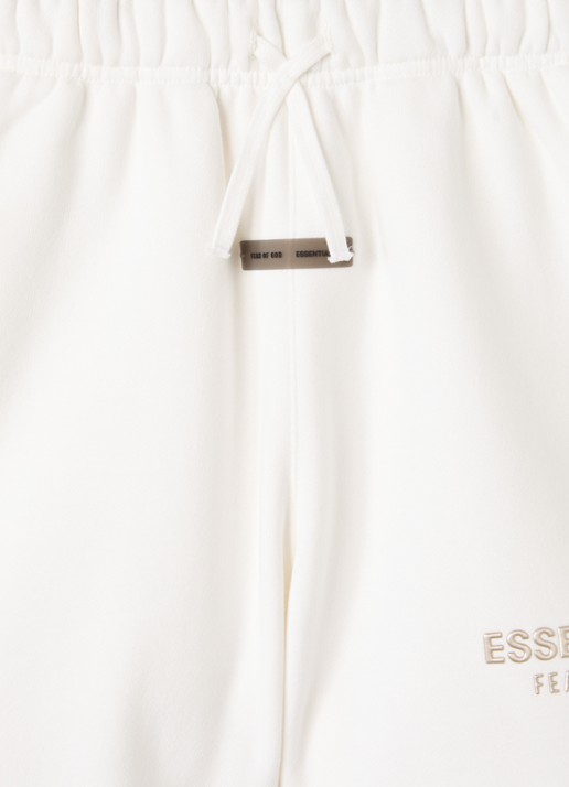 Fear of God Essentials Wide fit korte joggingbroek met logoprint - detail 3 wit