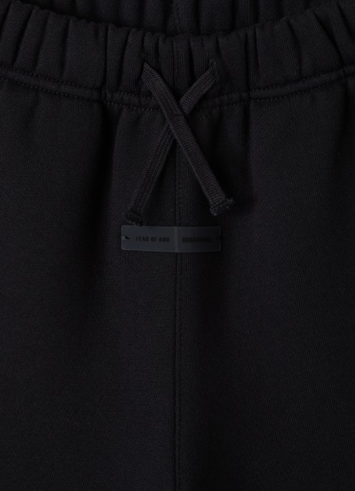 Fear of God Essentials Wide fit korte joggingbroek met logoprint - detail 3 zwart