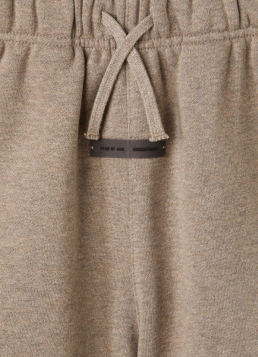 Fear of God Essentials Wide fit korte joggingbroek met logoprint - detail lichtbruin